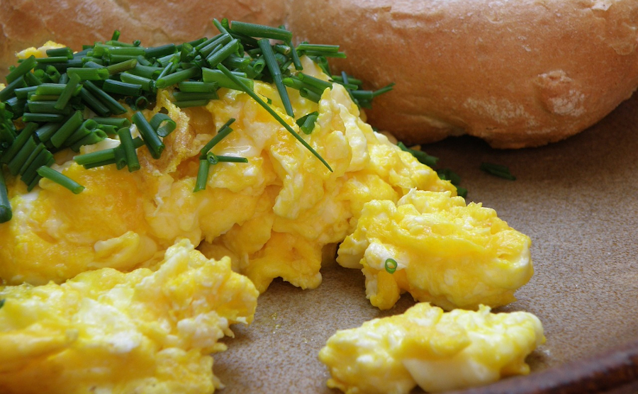 How restaurants make scrambled eggs taste better than homemade